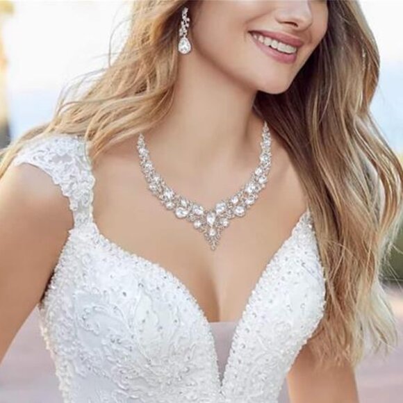 Women’s Austrian Crystal Teardrop Statement Necklace & Earrings Set - Picture 2 of 5